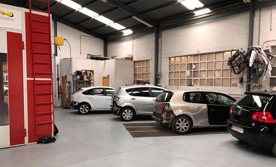 Carrocerías Laredo vehículos estacionados